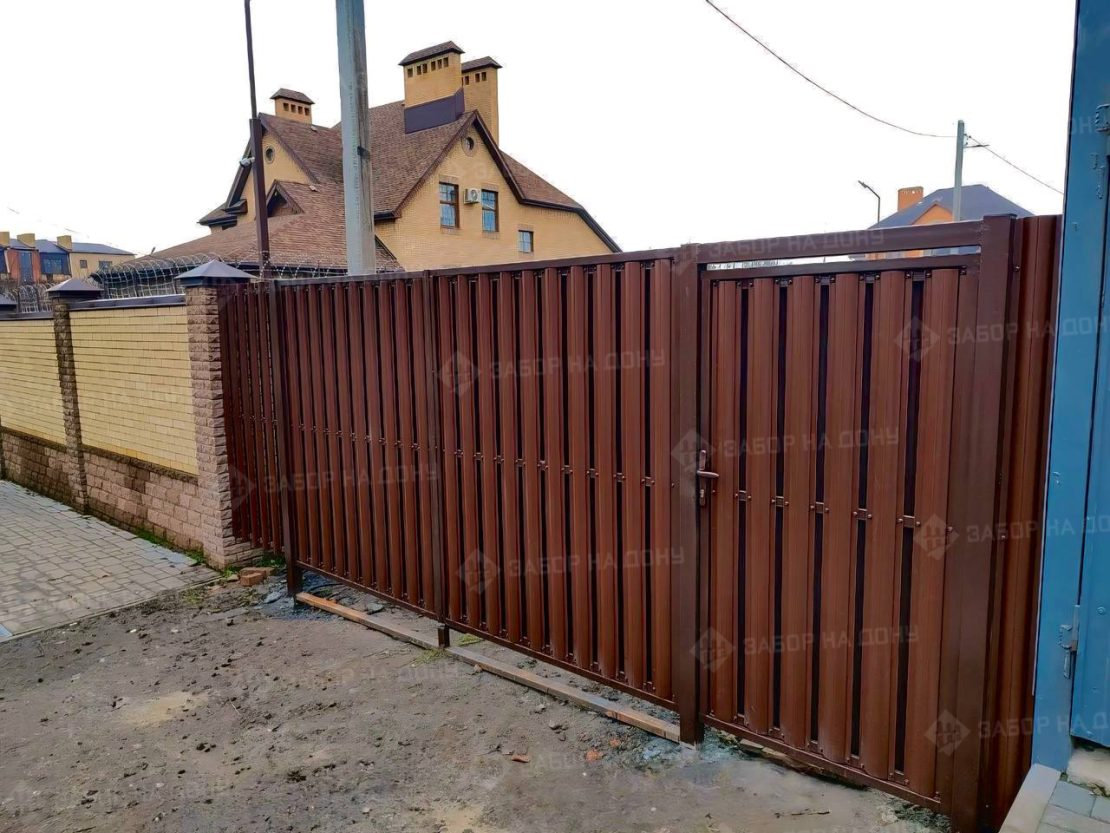 Распашные ворота из евроштакетника  в Лабинске